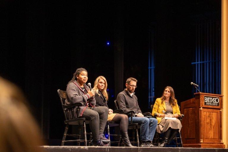 舞台上的照片，左起:安斯利·布雷达、马修·皮尔斯、帕姆·鲍曼和杰西卡·奇斯利.