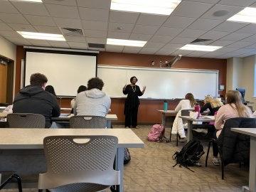 Vice President of Diversity Andrea Abrams spoke with students in Professor Sarah Murray's class on leadership. 提供的照片.