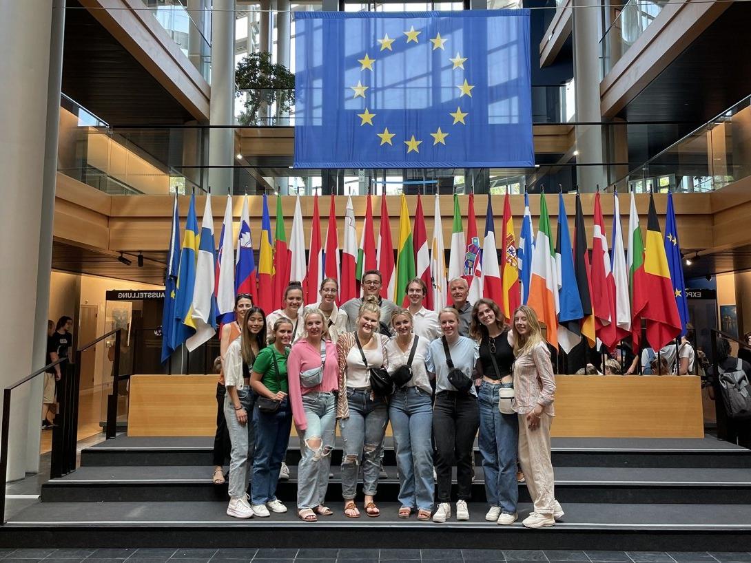 Centre College students visited the European Parliament in Strasbourg, 法国, 这是他们暑期海外学习“商业经济学”课程的一部分.